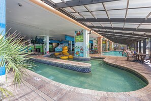 Una piscina cubierta, una piscina al aire libre