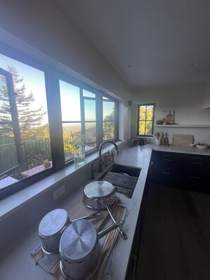 Fridge, oven, stovetop, dishwasher - Home with Views Golden Gate, Alcatraz, M. Tam, access Napa/Sonoma, Berkeley & SF (Oakland)