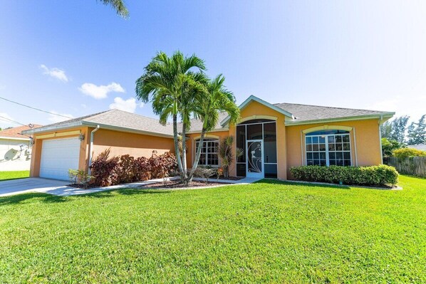 Exterior - Beautiful CAPE CORAL Home, In-ground pool, 10 Min from public Yacht Club, Beach! (Cape Coral)