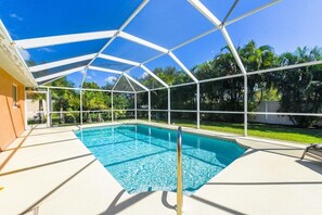 Pool - Beautiful CAPE CORAL Home, In-ground pool, 10 Min from public Yacht Club, Beach! (Cape Coral)