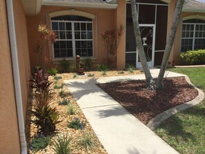 Property grounds - Beautiful CAPE CORAL Home, In-ground pool, 10 Min from public Yacht Club, Beach! (Cape Coral)