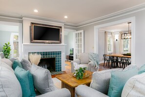 Smart TV, videogiochi, tavolo da calcetto