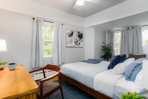 4 bedrooms, desk, iron/ironing board, travel cot - Discover university charm. Your 4-bedroom retreat, an 8-min drive to Notre Dame. (South Bend)