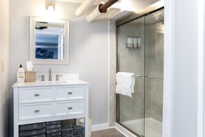 Douche, sèche-cheveux, serviettes fournies, savon