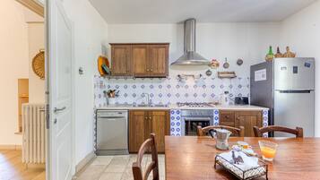 Réfrigérateur, four, plaque de cuisson, lave-vaisselle