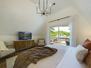 4 habitaciones, escritorio y tabla de planchar con plancha