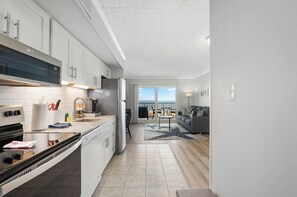 Een koelkast, een microgolfoven, een oven, een kookplaat