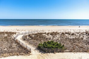 On the beach - Oceanfront Studio-Sleeps 4-Balcony-Pool-WiFi (Ocean City)