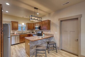 Fridge, microwave, oven, stovetop - Escape to a peaceful country retreat just 8 minutes from iconic Mt. Rushmore. Our modern 2-bedroom home comfortably sleeps six and gives you quick access to the best of the Black Hills, Crazy Horse Memorial, Custer State Park, and the Badlands. (Rockerville)