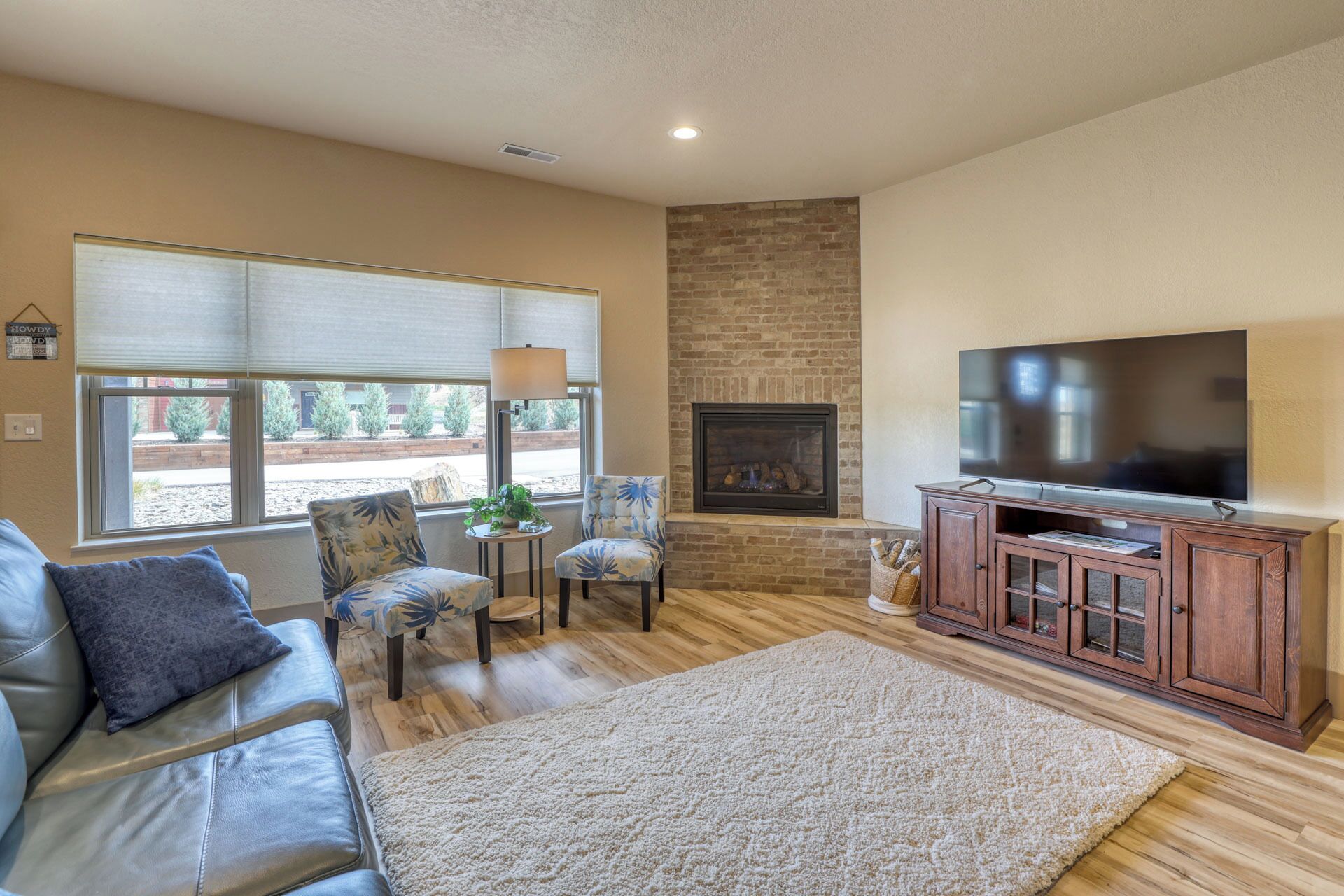 Smart TV, fireplace