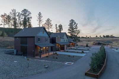 🌲Mt Rushmore Retreat • 8 Min Drive | 2 Bedroom Sleeps 6- Fireplace