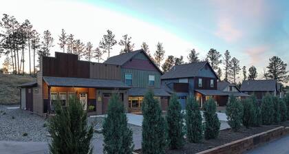 🌲 Escape to our modern rustic 2-bedroom condo nestled in the heart of the Black Hills ! Perfectly located in Rockerville, this cozy retreat will accommodates your group and serves as the ideal home base for exploring the area’s top attractions.