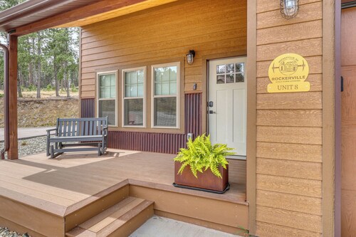 Escape to our modern, new-construction condo in the heart of the Black Hills! This tranquil retreat comfortably sleeps 2 and is your perfect home base for adventure. Enjoy a private patio, high-speed Wi-Fi, and a fully equipped kitchen.