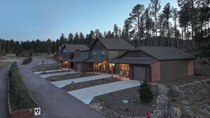 Zona residencial con varias casas, una entrada de vehículos y un hidrante.