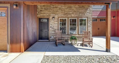 Rockerville Gold Town Lodging #14-"Gold Rush Charm Meets Modern Comfort – Stay in Style!"