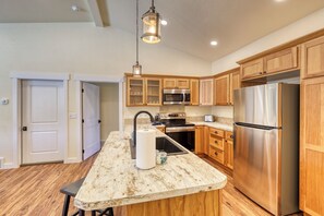 Fridge, microwave, oven, stovetop - Rockerville Gold Town Lodging #14-"Gold Rush Charm Meets Modern Comfort – Stay in Style! "This one-bedroom condo is your perfect home base for adventure and relaxation. Just minutes from Mount Rushmore, Crazy Horse Memorial, Custer State Park. (Rockerville)