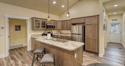 Black Hills Retreat-Quiet Escape in Rockerville King Bed