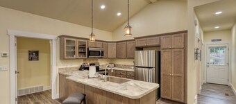 Black Hills Retreat Hosted by Rockerville Gold Town Lodging-Quiet Escape in Rockerville-Near Mt. Rushmore