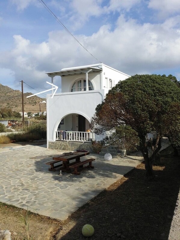 Outdoor dining - Alice House At Port of Ios island 150m from the beach (IOS)