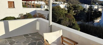 Alice House At Port of Ios island 150m from the beach 