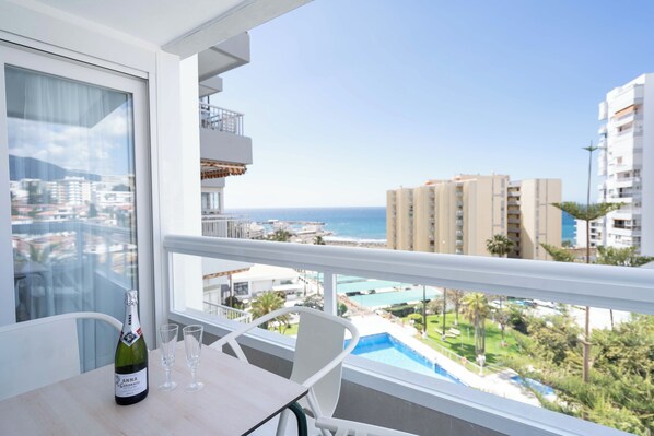 Outdoor dining - Edf Diana I, Frente al Mar, Vistas Espectaculares, Wifi. Puerto Marina a 200m (Benalmádena)