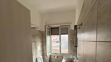 Doccia, asciugacapelli, bidet, asciugamani