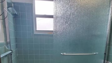 Séchoir à cheveux, serviettes fournies, savon, papier de toilette