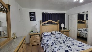 A bedroom with a bed, bedside tables, a dresser, a mirror, and a ceiling light fixture. - Private Bedroom, Bath with Private Entrance in a House in Little Havana, Miami (Miami)
