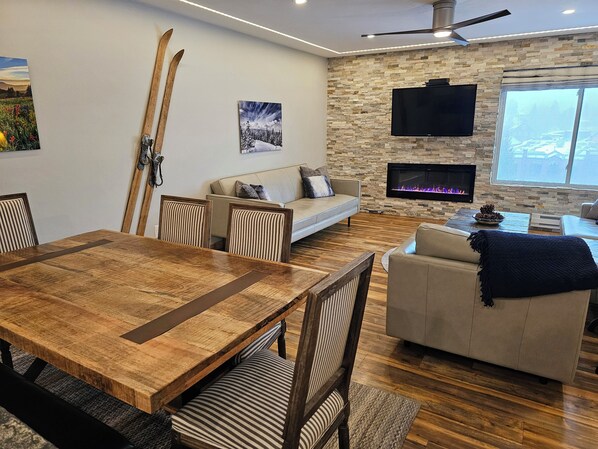 Dining - Center of Downtown Breck, walk to slopes and Main Street! Steps to Riverwalk. (Breckenridge)