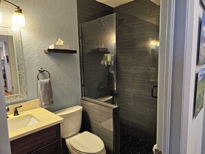 Towels, soap, shampoo, toilet paper - Center of Downtown Breck, walk to slopes and Main Street! Steps to Riverwalk. (Breckenridge)