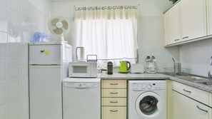 Jääkaappi, mikroaaltouuni, uuni, liesi