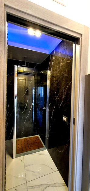 Superior Room, Garden View | Bathroom | Separate bathtub and shower, jetted bath, rainfall showerhead - Ercolano Luxury Suite (Ercolano)