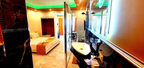 Leilighet – junior, hageutsikt | Bad | Separat badekar og dusj, boblebad og regndusjhode