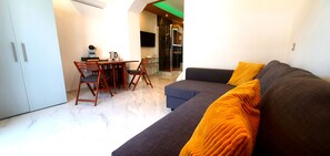 Junior Apartment, Garden View | Living area | 42-inch Smart TV with digital channels - Ercolano Luxury Suite (Ercolano)