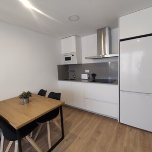 Refrigerador, microondas, parrilla de estufa y cafetera y tetera 