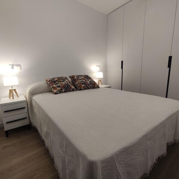 Tabla de planchar con plancha y ropa de cama 