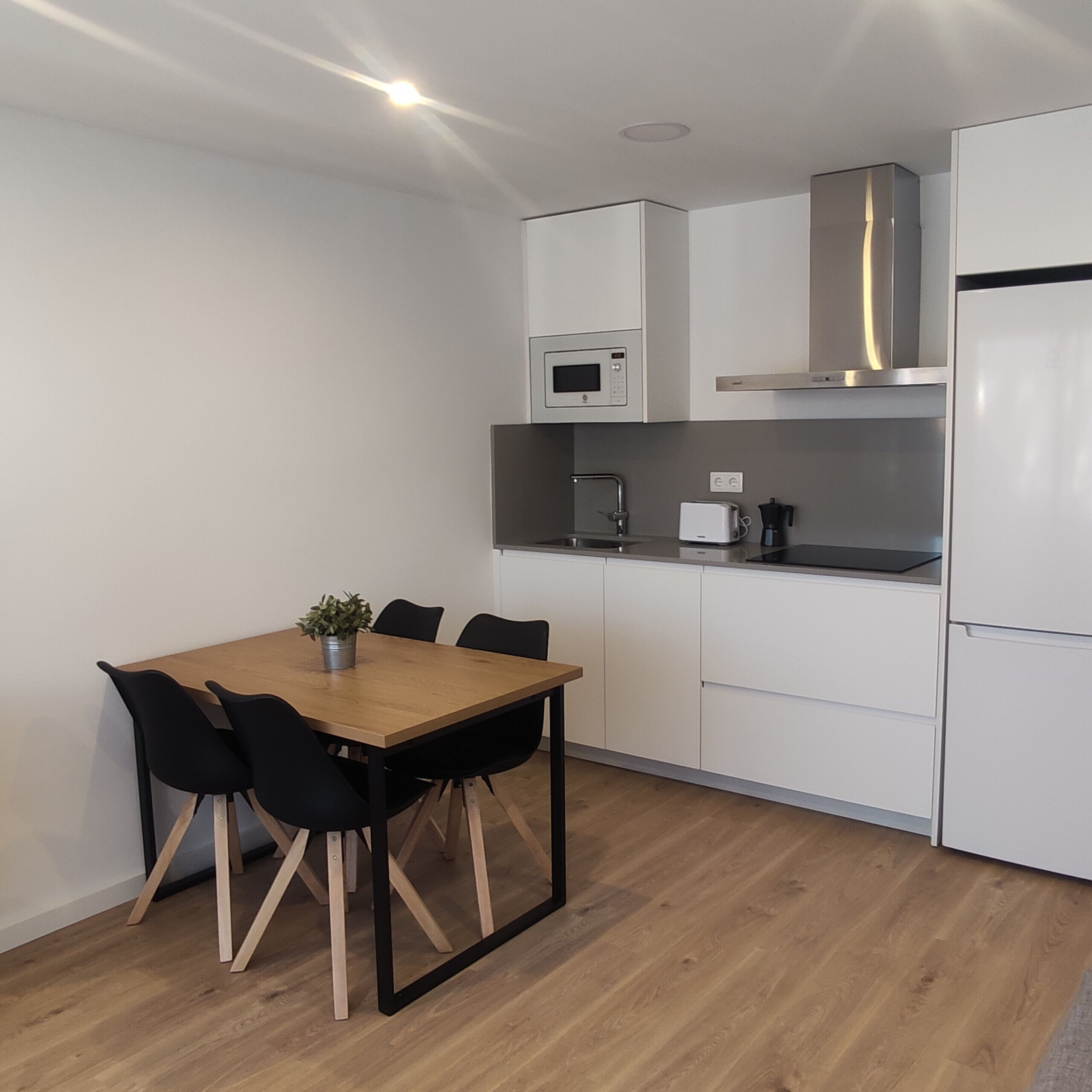 Frigorífico, microondas, placa de cocina y cafetera o tetera