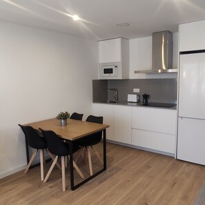 Een koelkast, een microgolfoven, een kookplaat