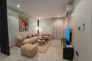 小型套房 | 起居区 | 平板电视