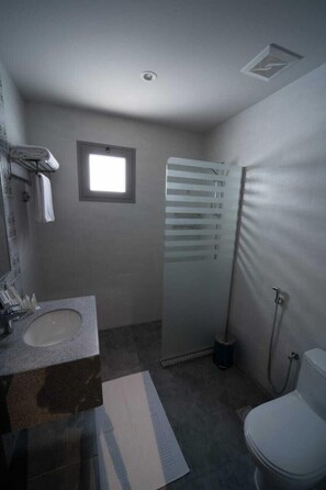 Bathroom shower - Orient Jewel for the serviced apartments - جوهرة الشرق للشقق المخدومة (Al Khobar)