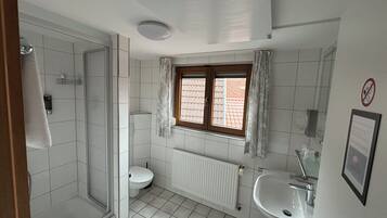 Økonomirom, 1 kingsize-seng, ikke-røyk | Bad | Dusj, håndklær, sjampo og toalettpapir