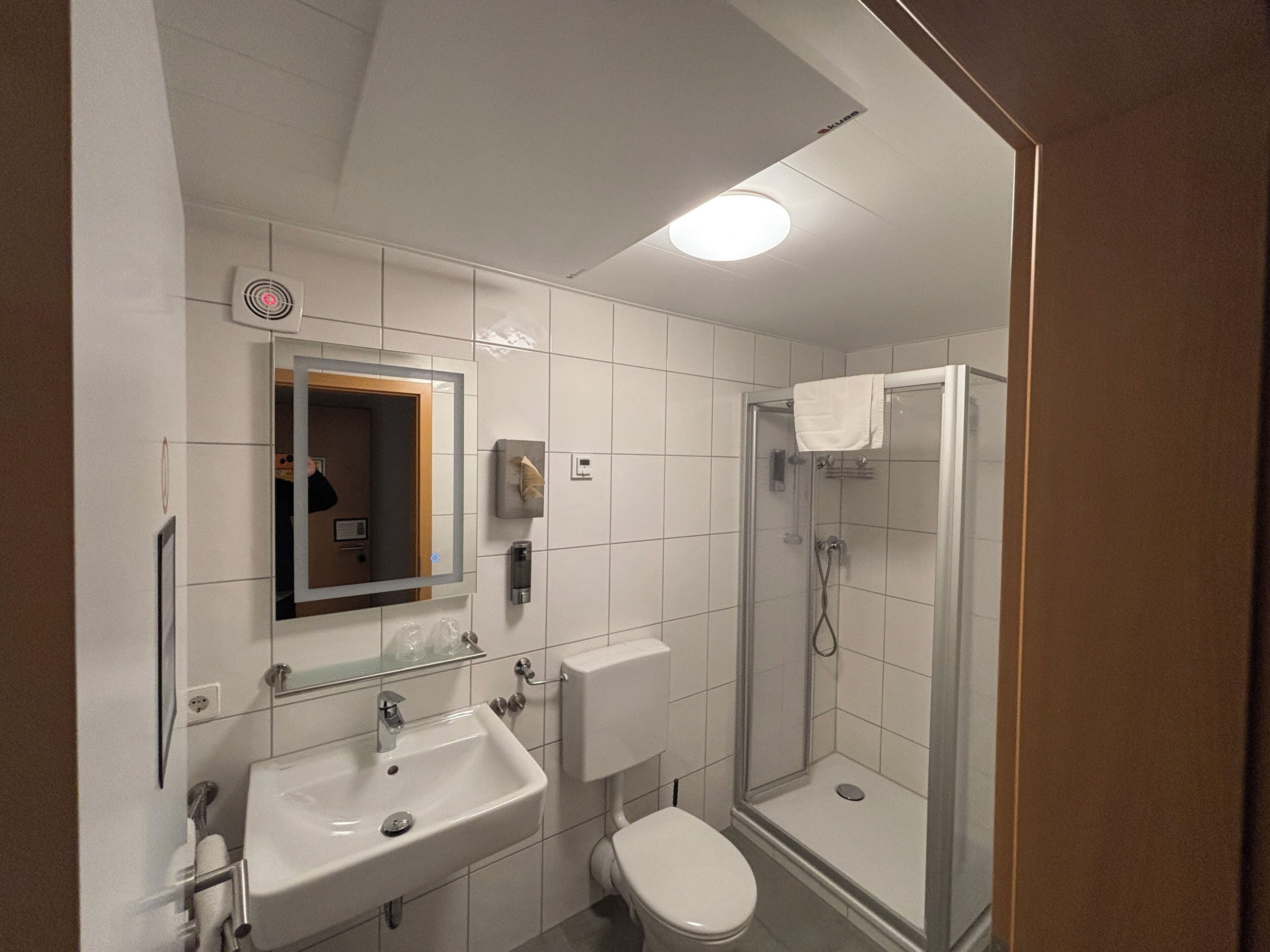 Økonomirom, 1 kingsize-seng, ikke-røyk | Bad | Dusj, håndklær, sjampo og toalettpapir