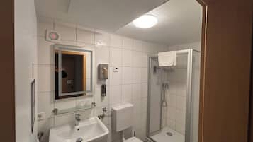 Økonomirom, 1 kingsize-seng, ikke-røyk | Bad | Dusj, håndklær, sjampo og toalettpapir