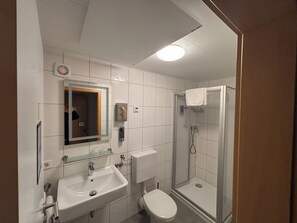 Quarto econômico, 1 cama King, para não fumantes | Banheiro | Chuveiro, toalhas de banho, shampoo, papel higiênico