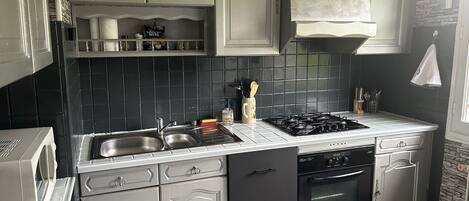 Frigorifero, microonde, forno, piano cottura