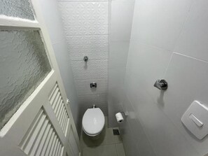 Regadera, secadora de cabello, bidet, toallas 