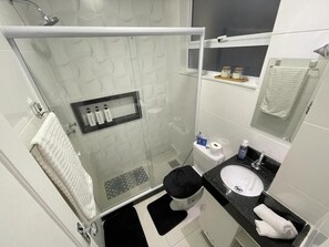 Chuveiro, secador de cabelo, bidê, toalhas de banho