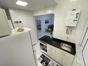 Geladeira, micro-ondas, cooktop, cafeteira/chaleira