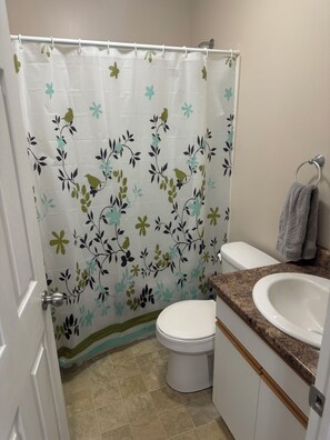 Sèche-cheveux, serviettes fournies, savon, shampoing