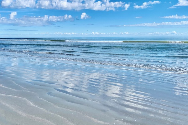Nær stranden, solsenger og strandhåndklær